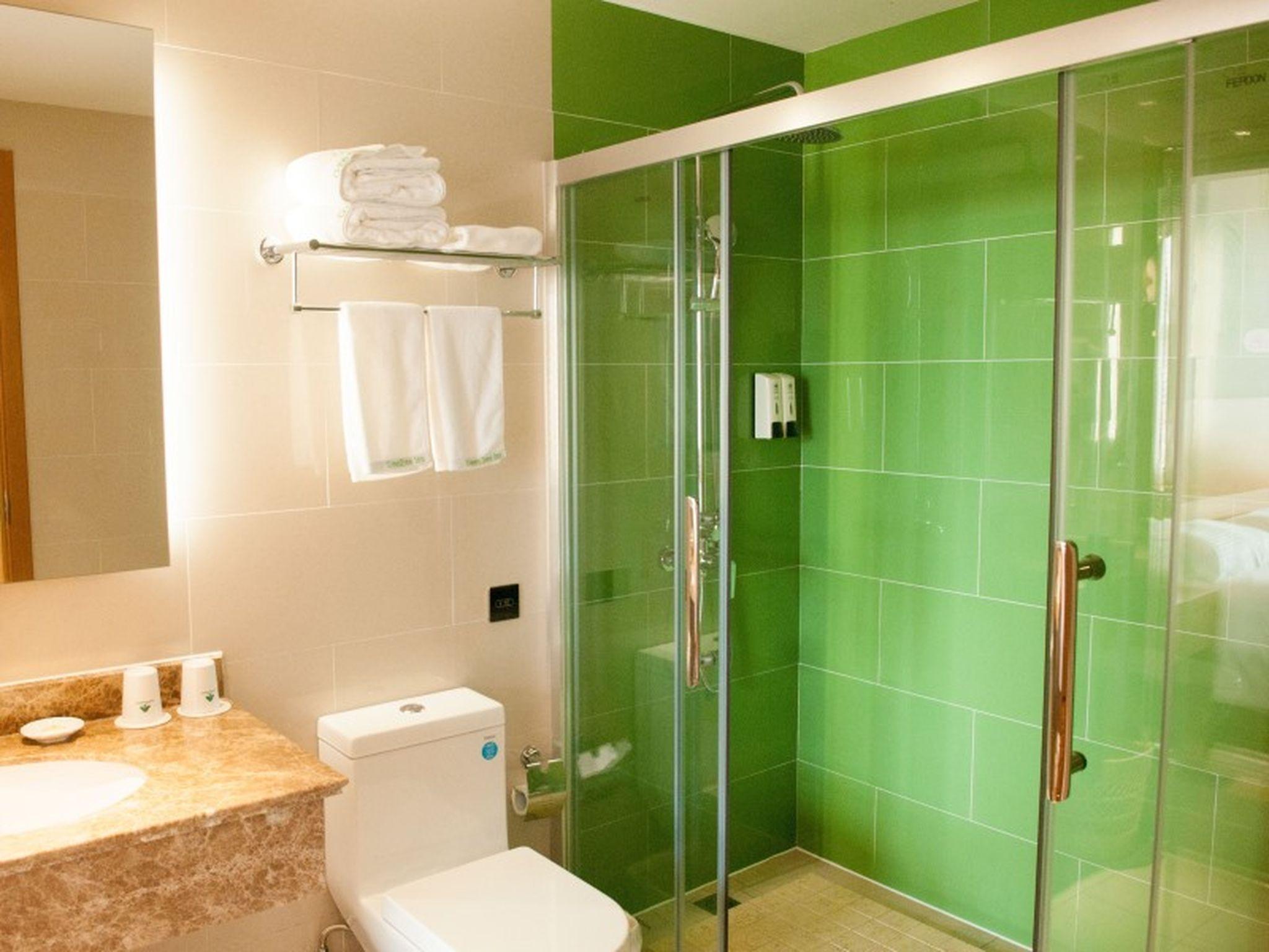 GreenTree Inn Jiaxing Haiyan Passenger Transport Center Hotel 25/26