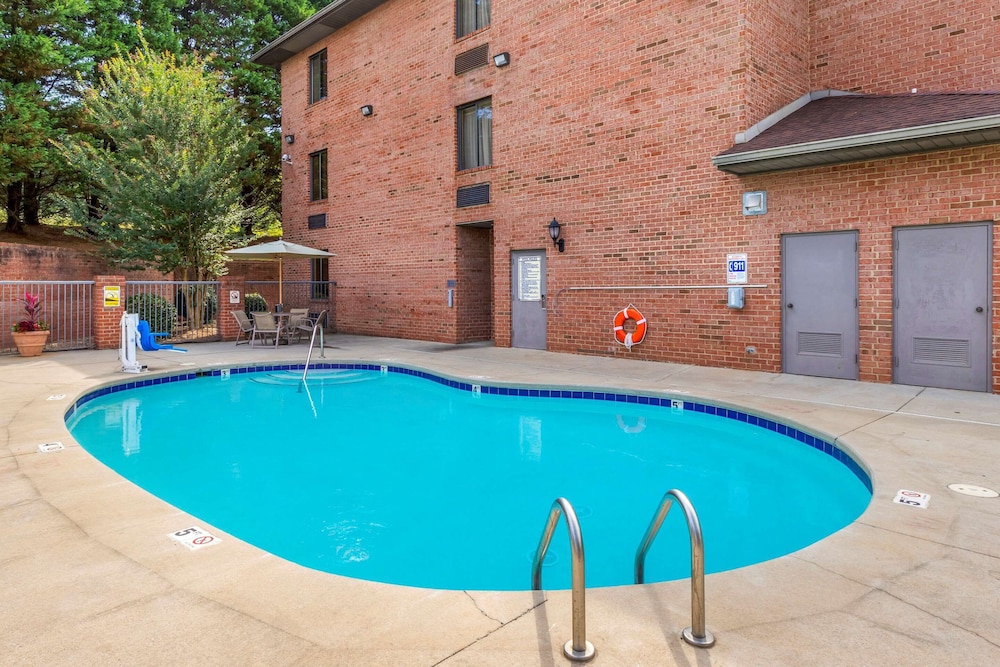 Comfort Inn & Suites Lenoir Hwy 321 Northern Foothills 37/40