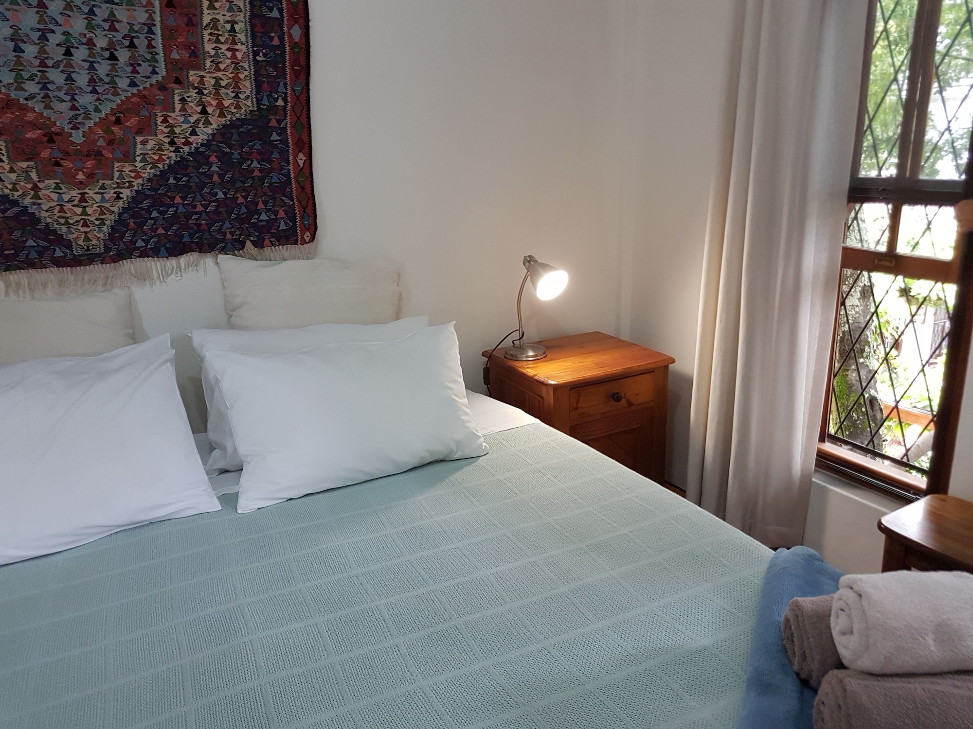 ROOM, QUEEN BED