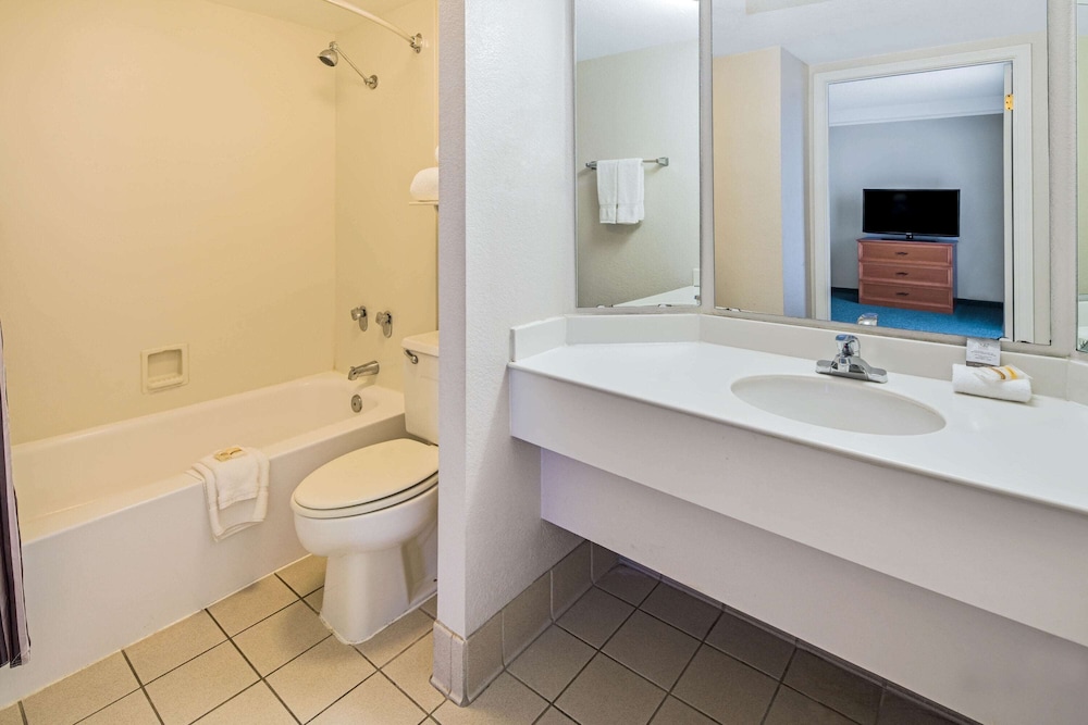 Days Inn by Wyndham San Diego Vista 17/46