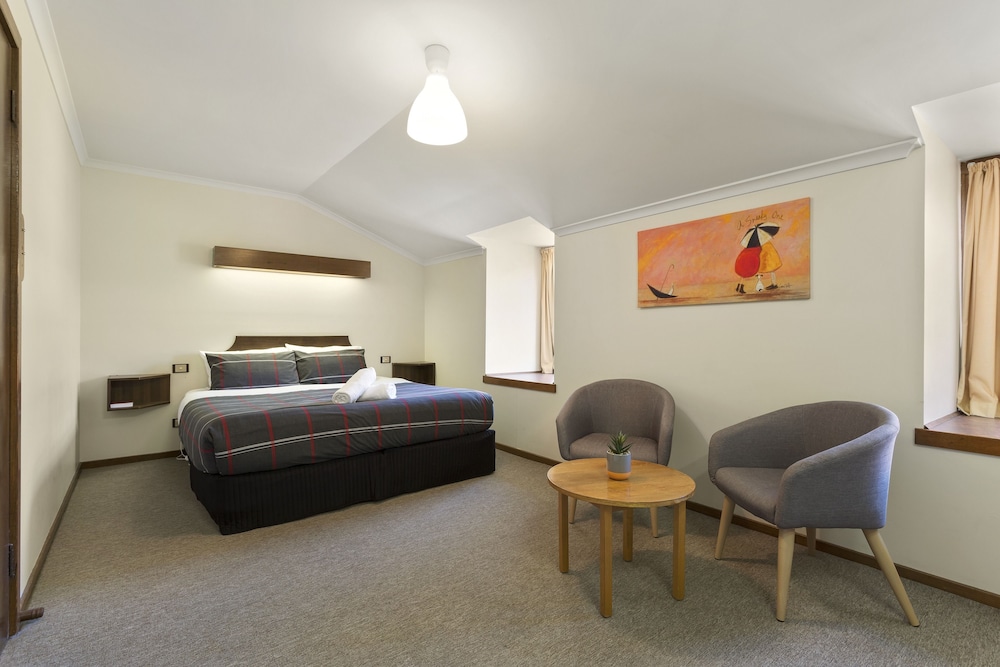 Village Family Motor Inn 18/47