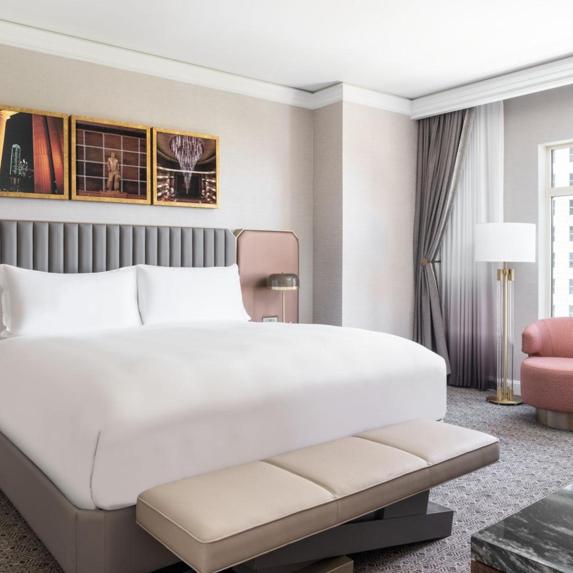 1 Bedroom, Suite, King Bed, Sofa, Club Floor