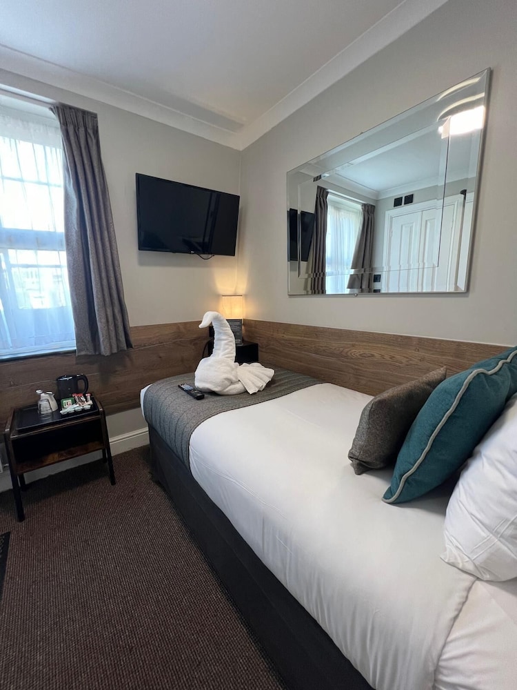 Tudor Court Hotel 9/50