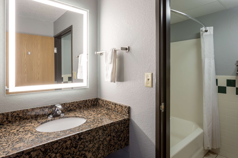 AmericInn by Wyndham Silver Bay 58/59