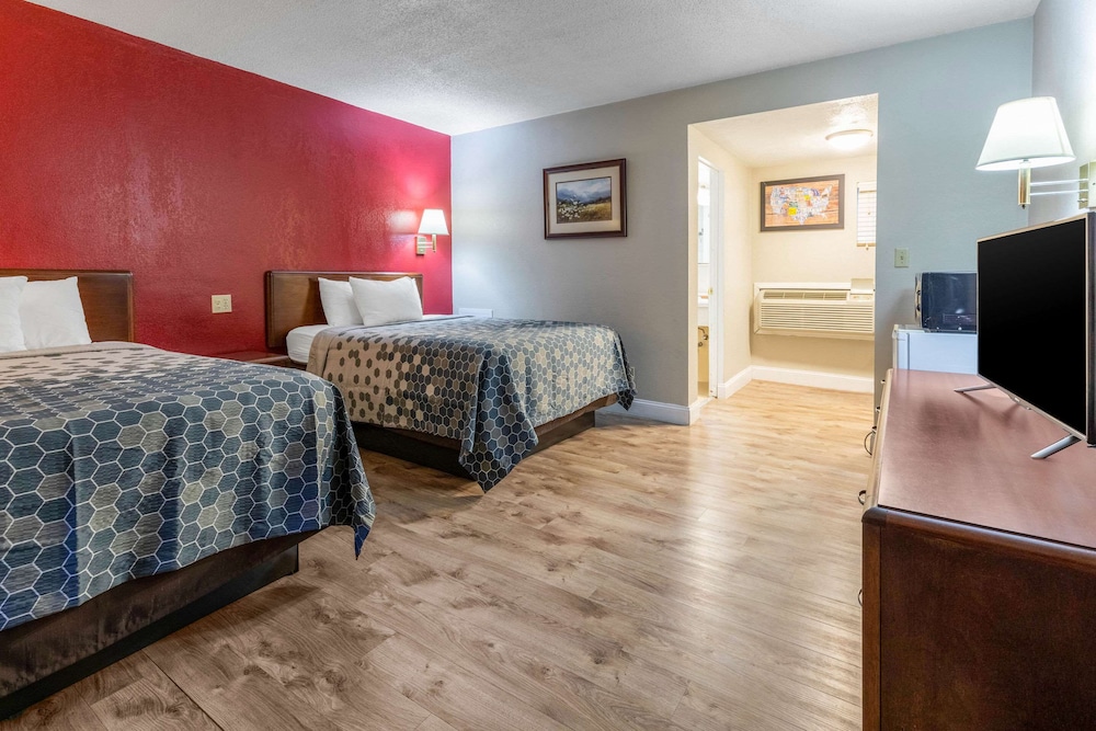 Econo Lodge Inn and Suites On The River 25/61