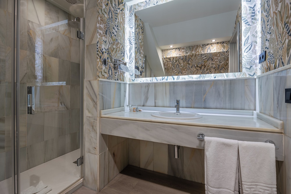 1 BEDROOM, SUITE