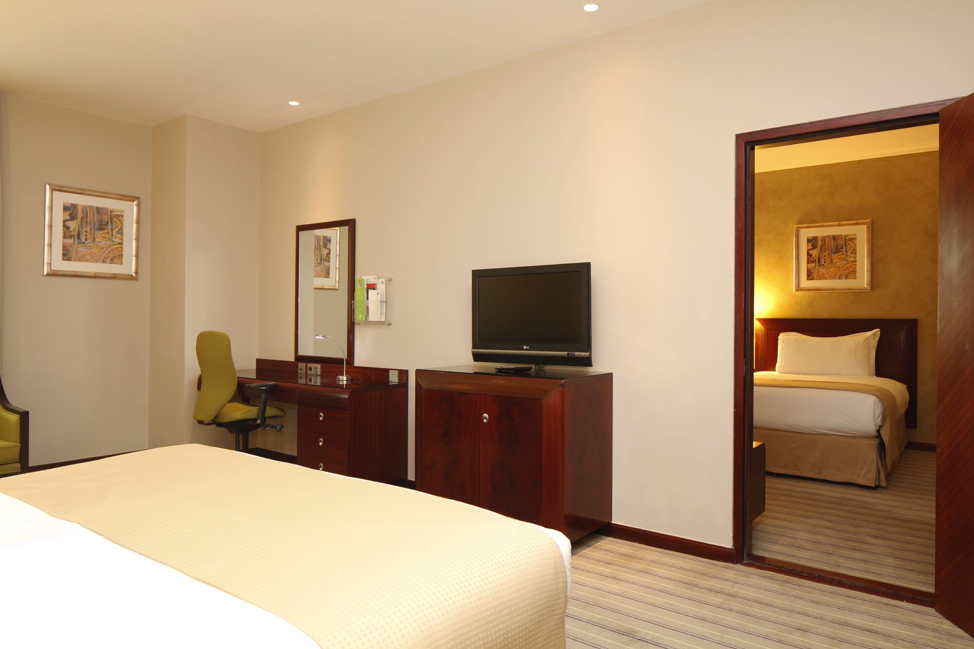 جناح بسرير كينج بإطلالة على المسبح بغرفة نوم واحدة للمدخنين، هوليداي إن - العليا(Holiday Inn Olaya) 6/10