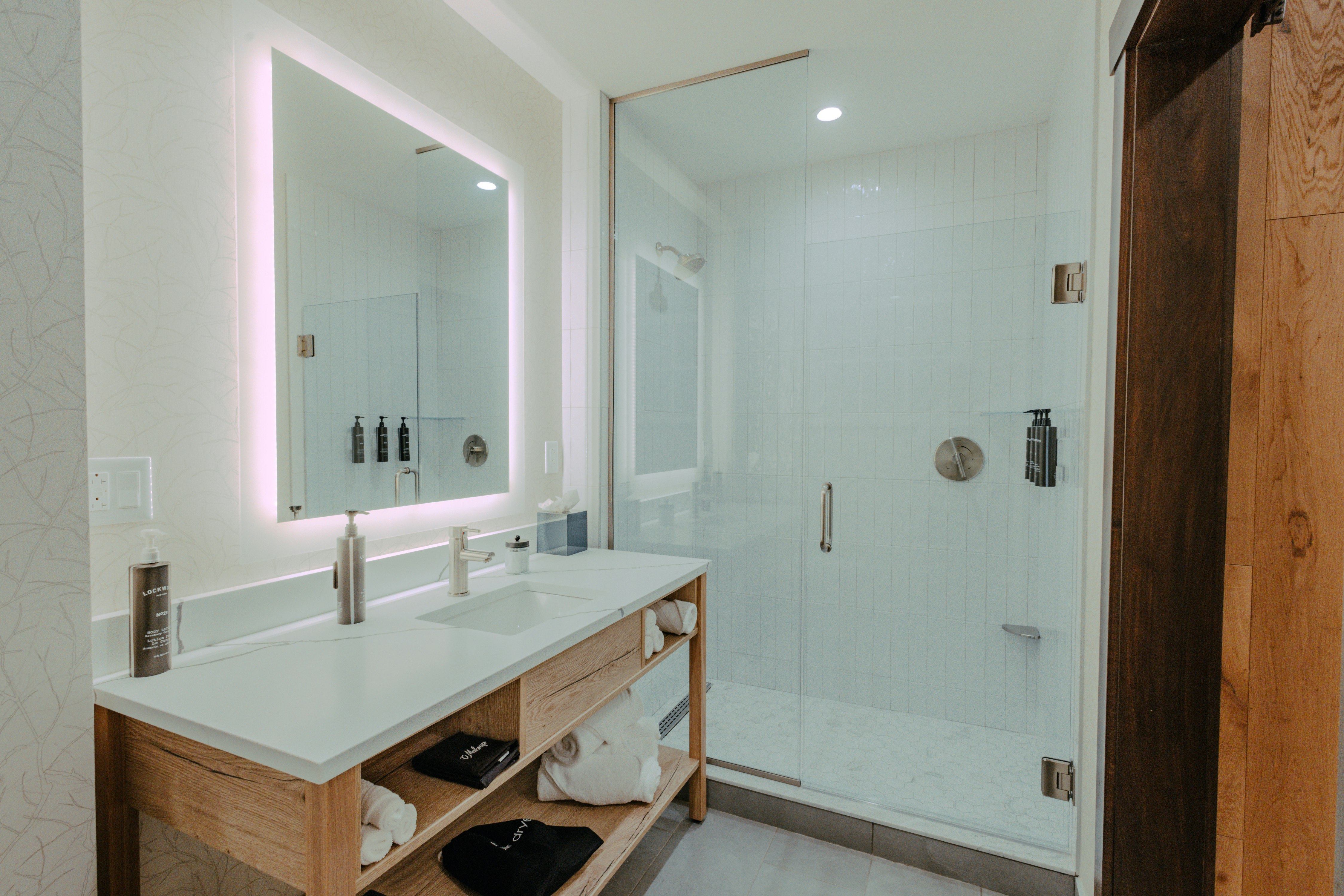غرفة ديلوكس ركنية بسرير كينج، Skaneateles Fields Resort & Spa, Curio Collection by Hilton 5/7