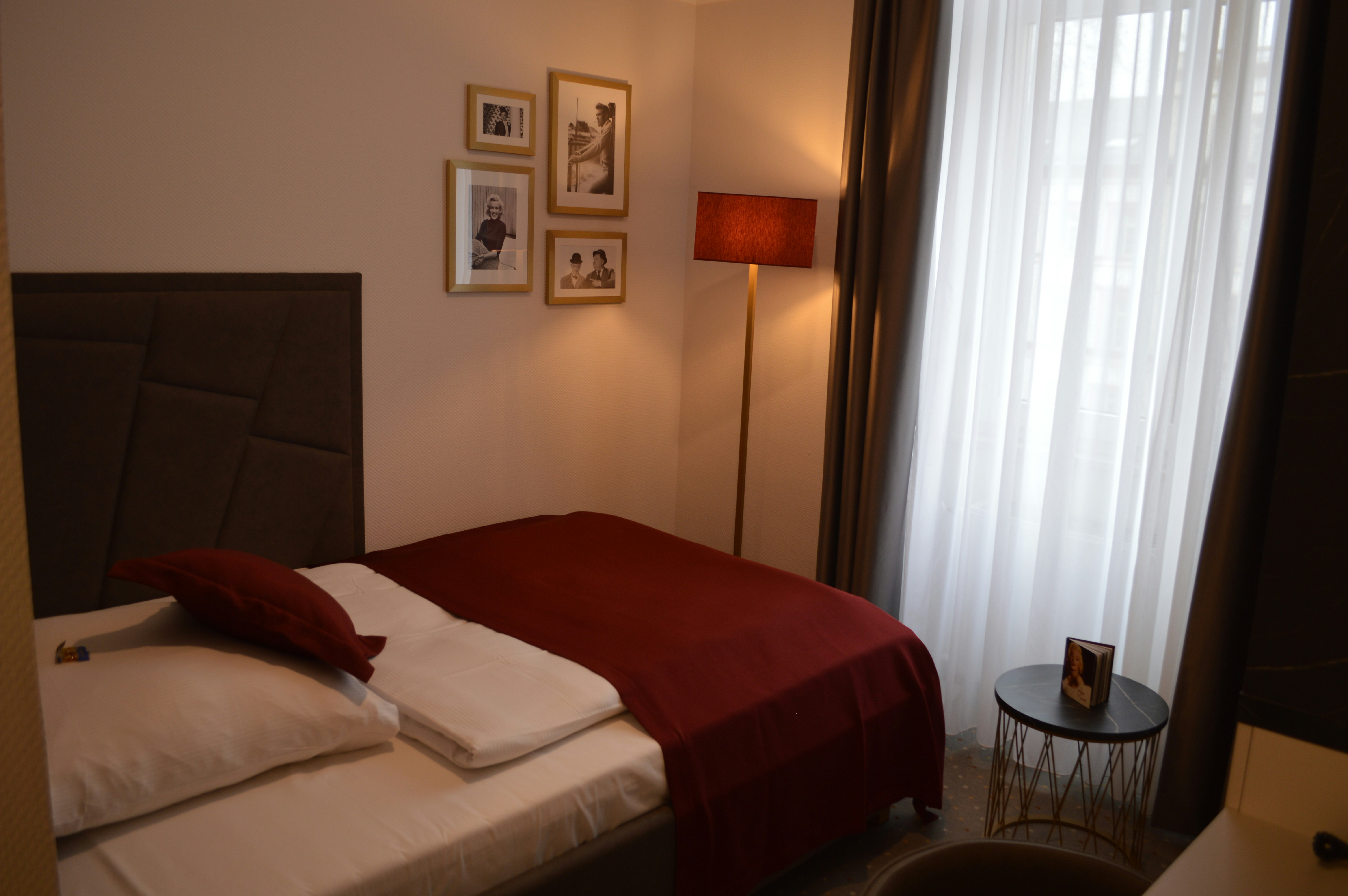 Room, Single, Street View