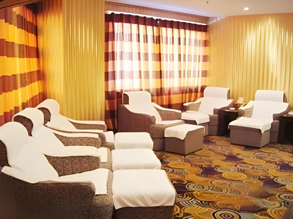Outsky Hotel 25/50