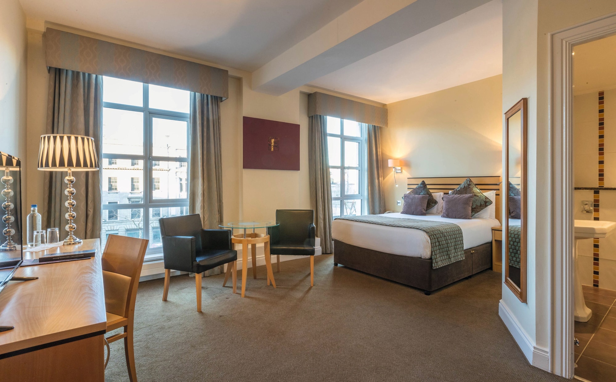 DELUXE, KING BED