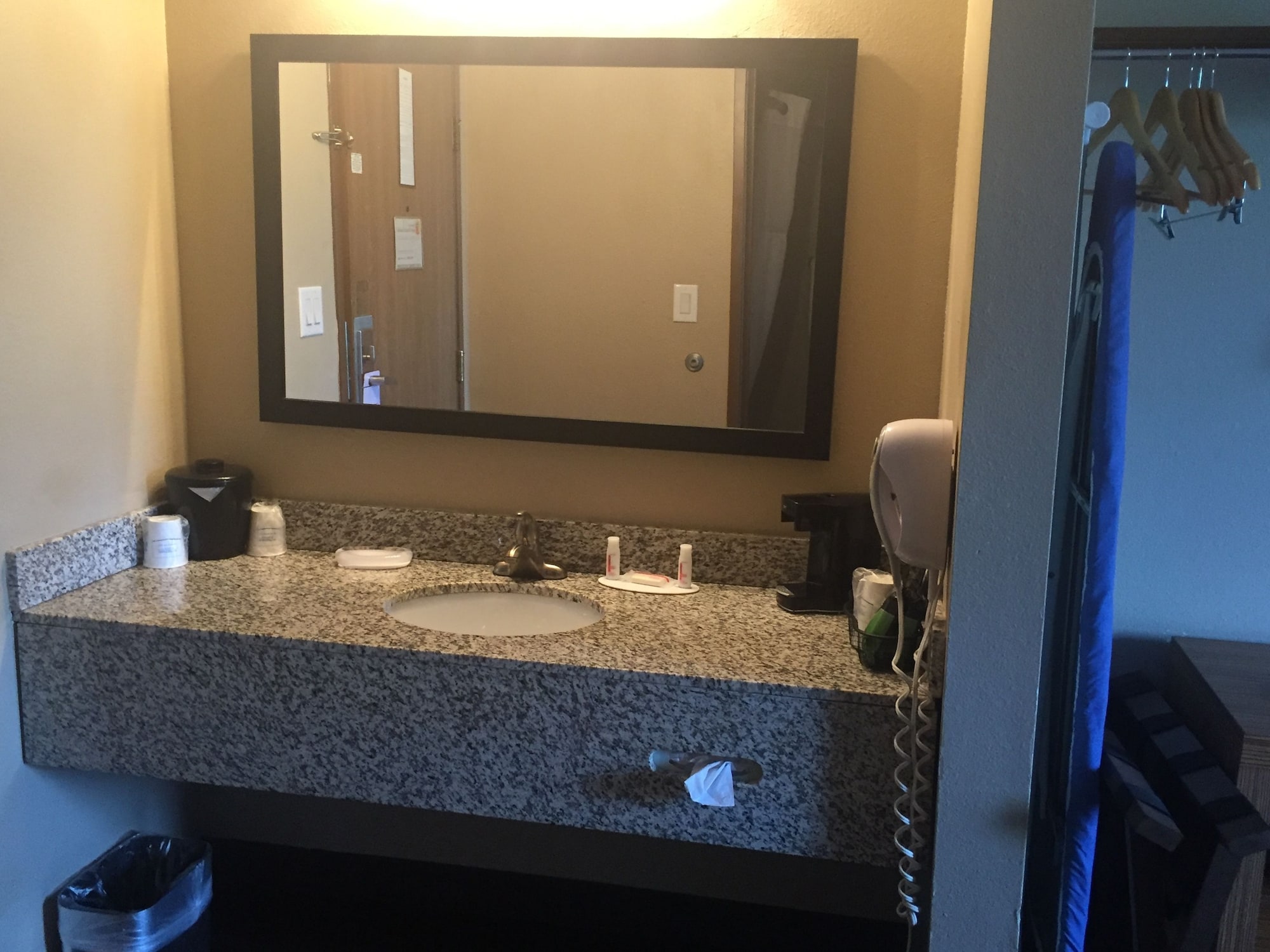 Comfortable, Queen Bed، Super 8 by Wyndham Louisville Airport 5/5