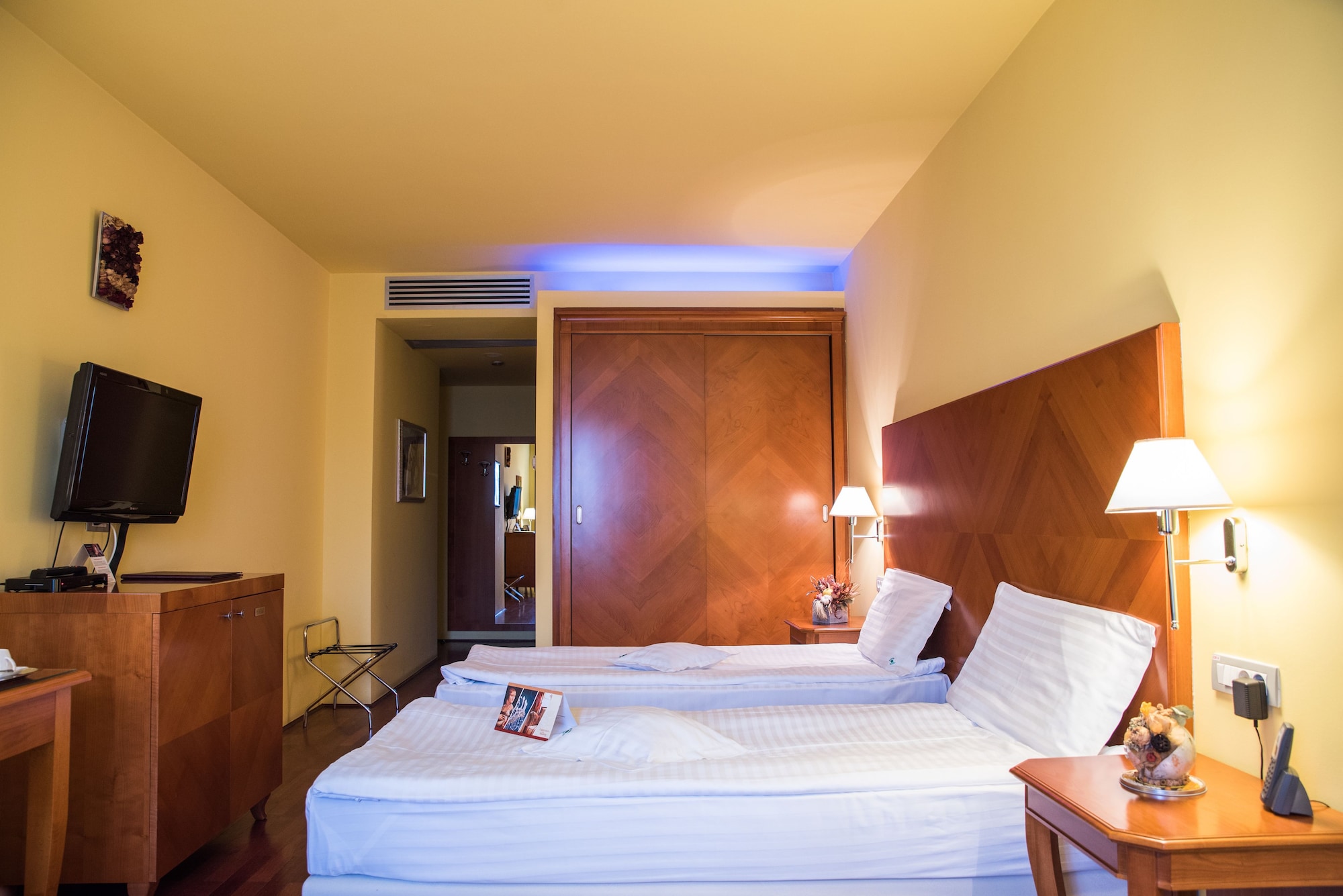 EXECUTIVE, DOUBLE OR TWIN BED, CITY VIEW