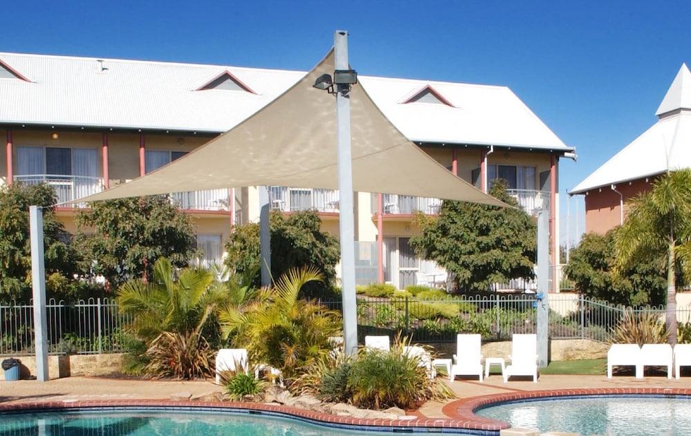 Mercure Bunbury Sanctuary Golf Resort 7/72