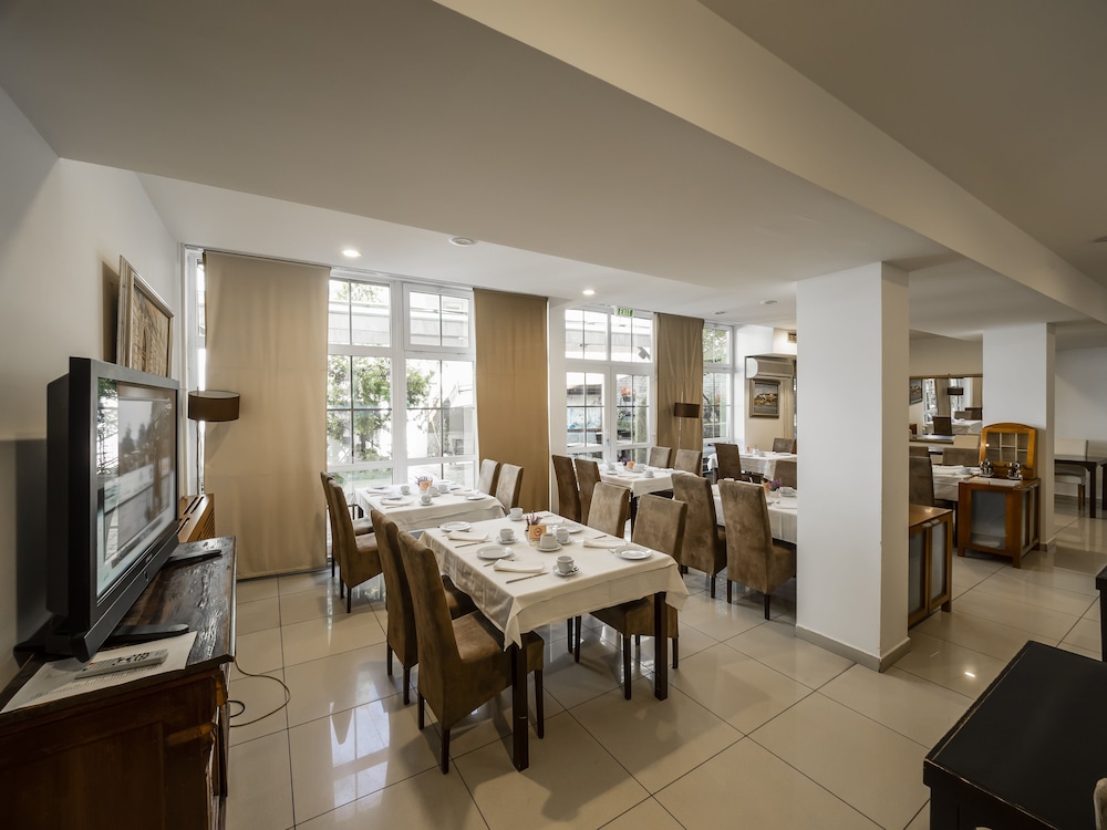 Le Petit Piaf Hotel 48/56
