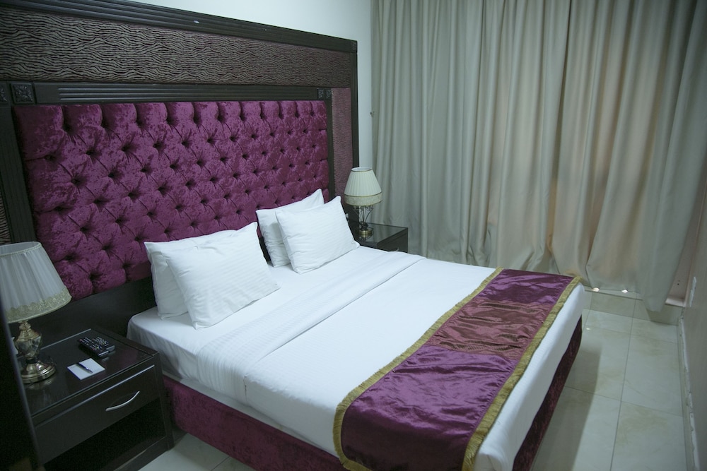 QUEENS SUITE HOTEL 26/61
