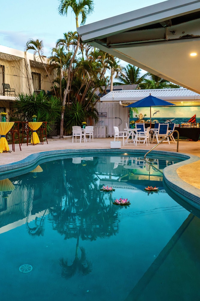 Pirate’s Inn Apartment Hotel 27/59