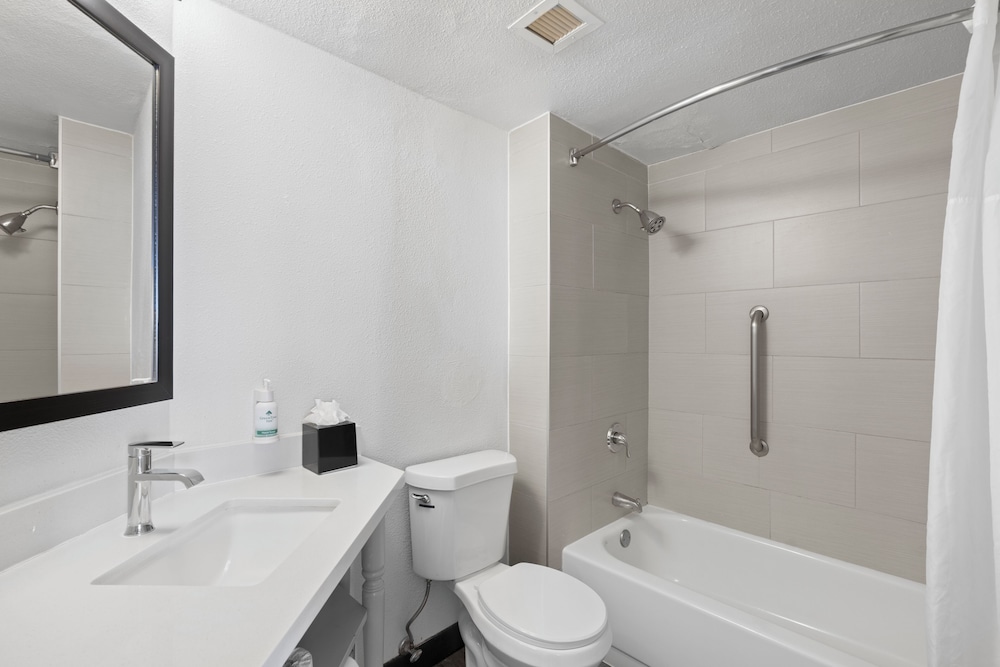 GreenTree Inn and Suites Phoenix Sky Harbor 62/65