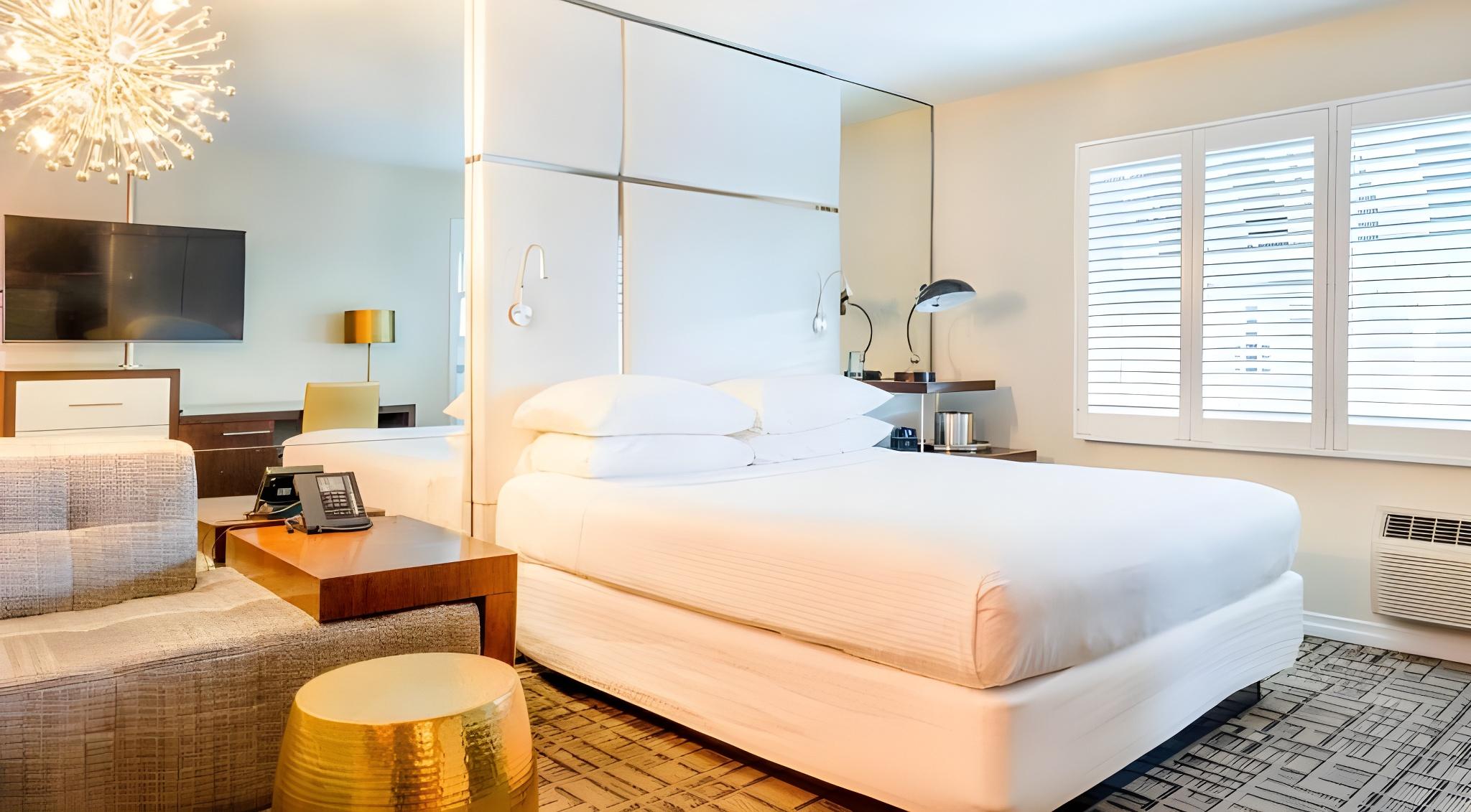 Room, Pool View