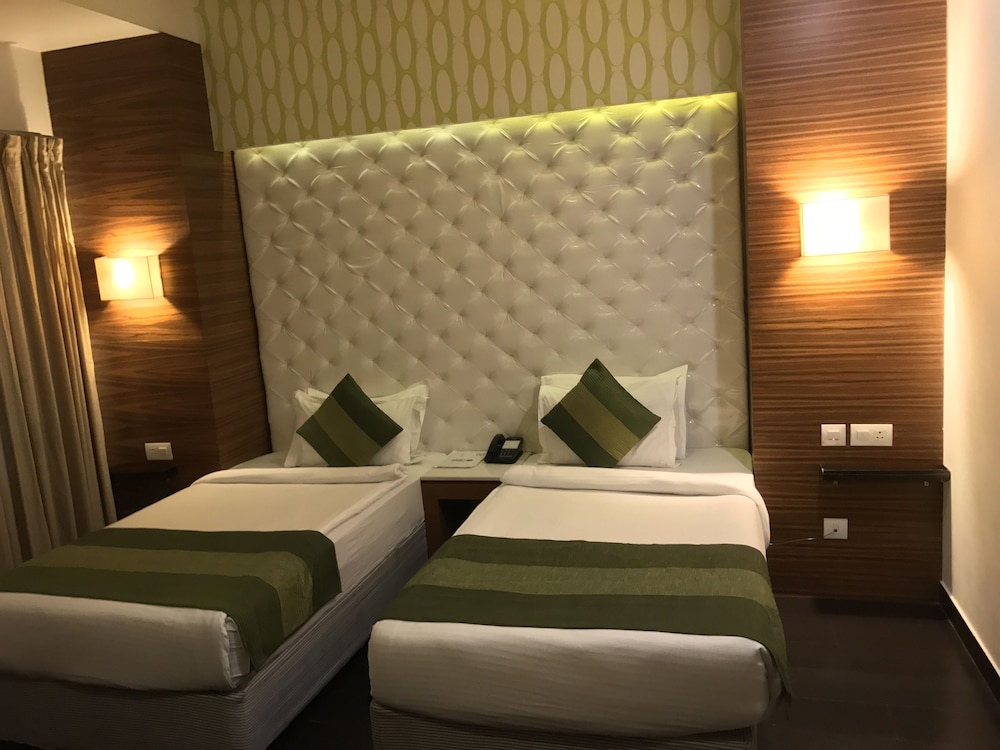 Hotel Ivory 32 28/63