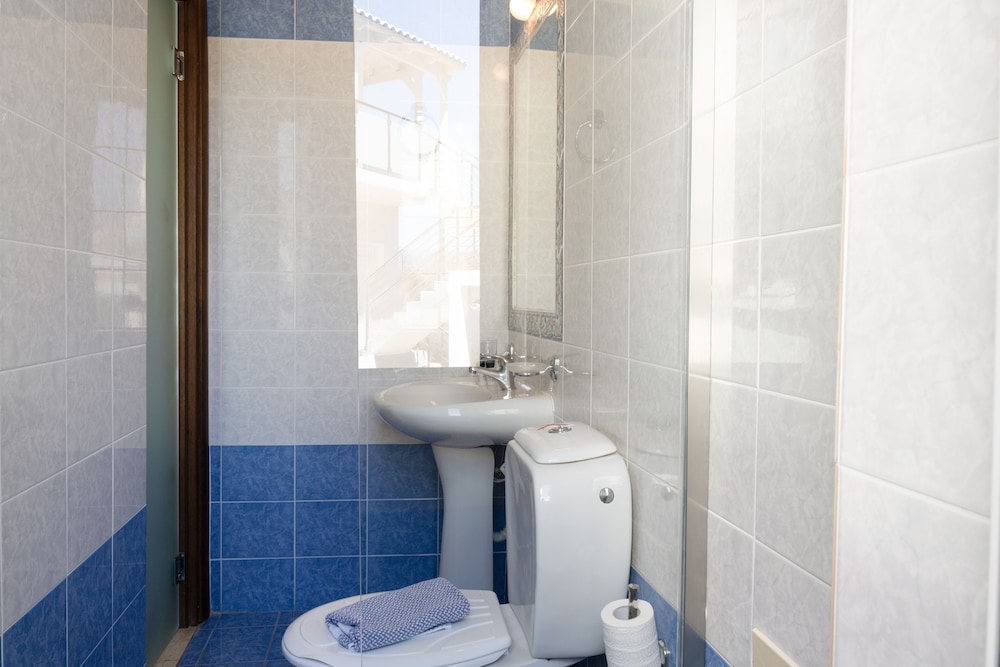 Areti Hotel 54/55