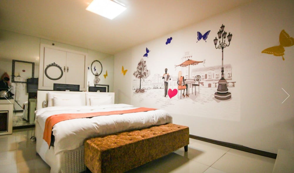 Beauty Motel 8/56