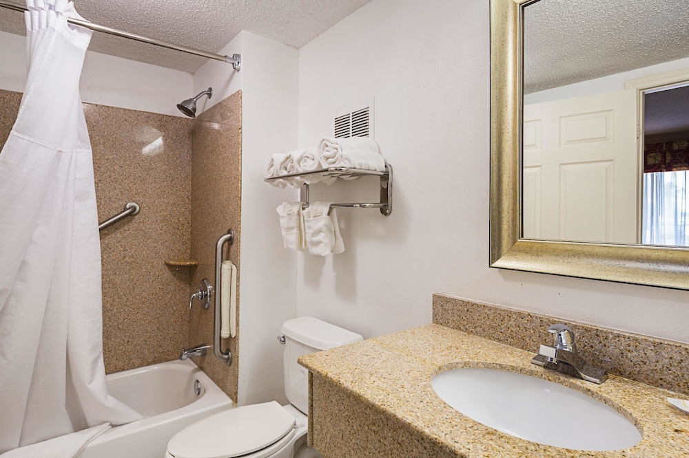 Suite, 2 Queen Beds, Sofa, Large, Quality Inn & Suites Greenville - Haywood Mall 4/6