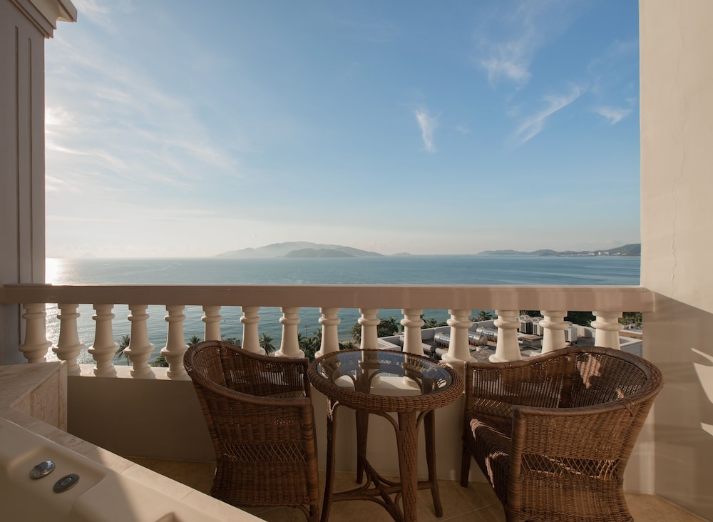 Sunrise Nha Trang Beach Hotel and Spa 64/78