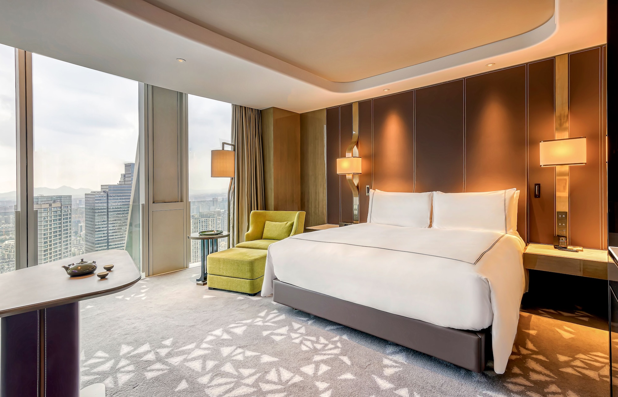EXECUTIVE, KING BED