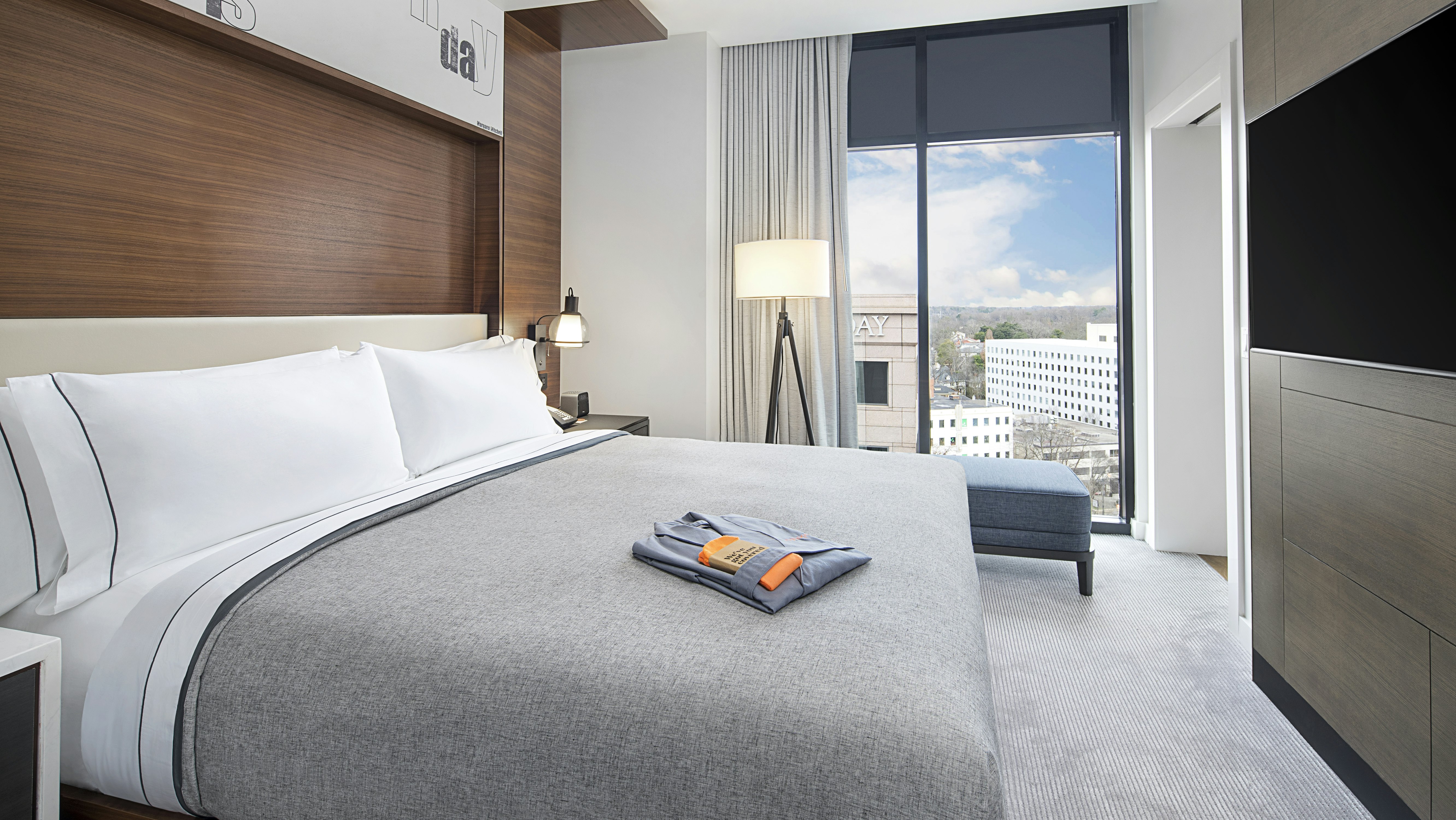 1 BEDROOM, SUITE, KING BED, CITY VIEW, BALCONY