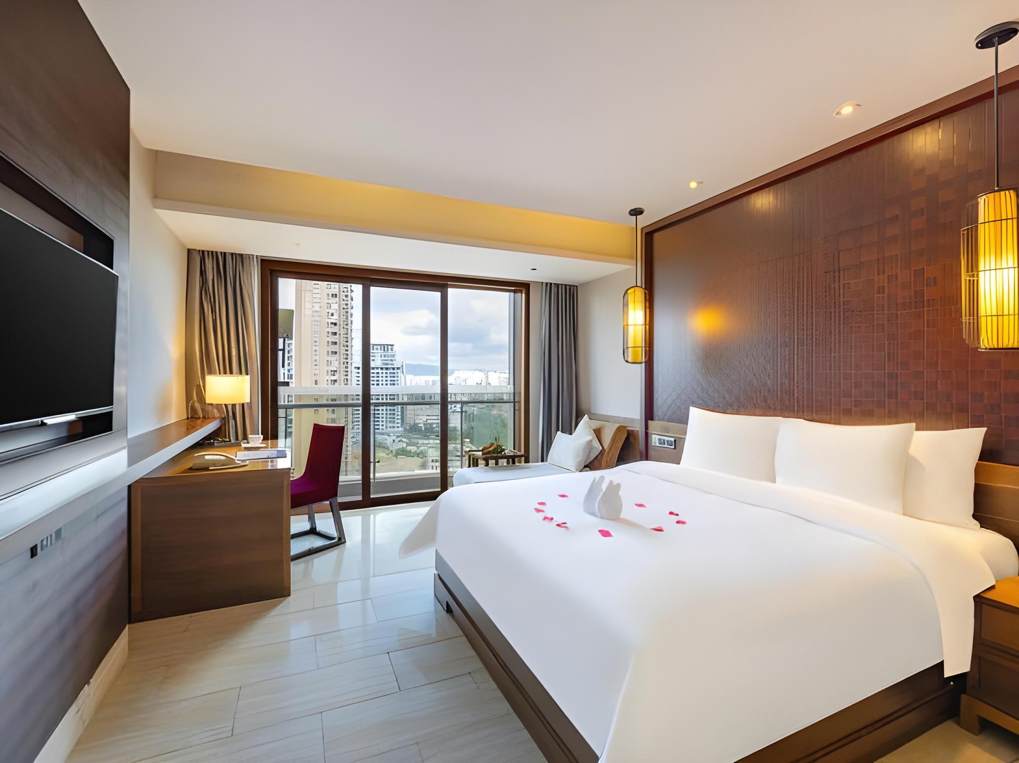 Light, Luxury, Queen Bed