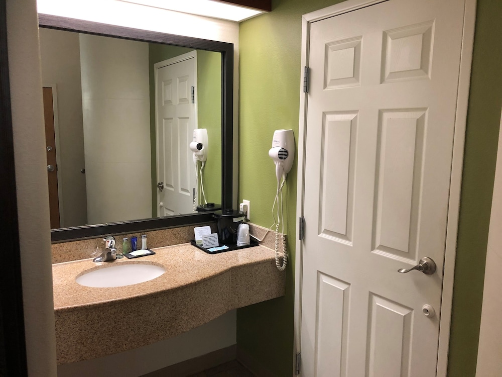 Sleep Inn and Suites Conference Center And Water Park 12/52