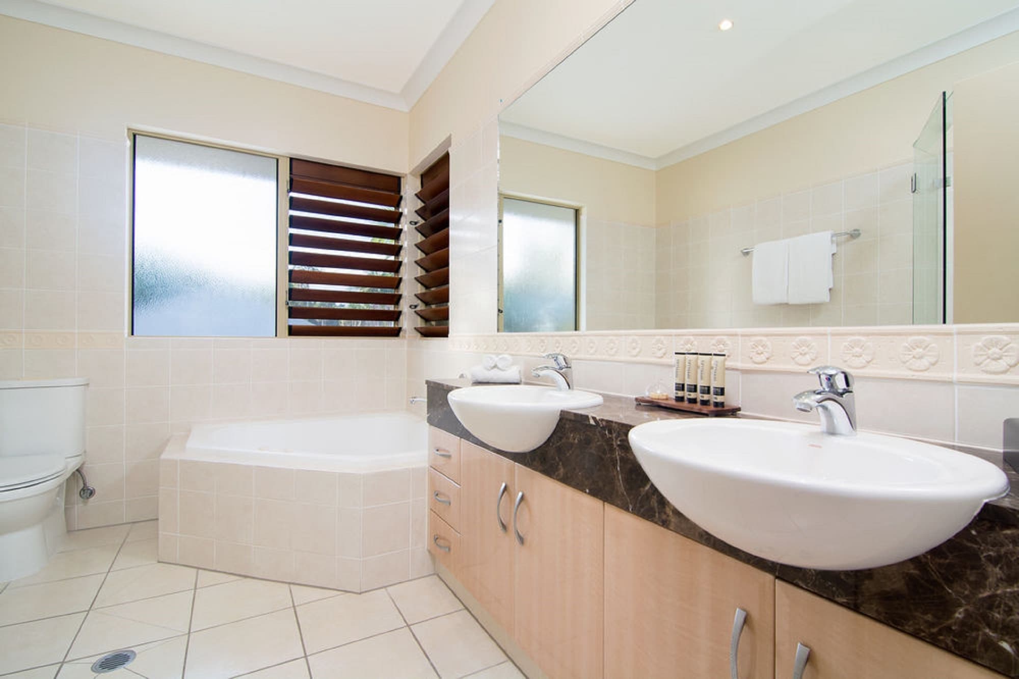 2 Bedrooms, Villa, Queen and Twin Beds, Rainforest View