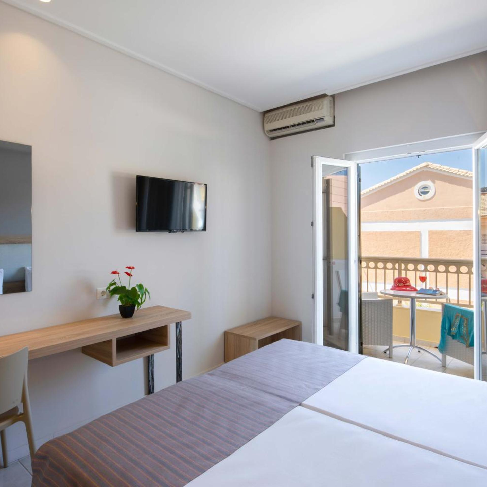Rossis Beach Hotel 35/58