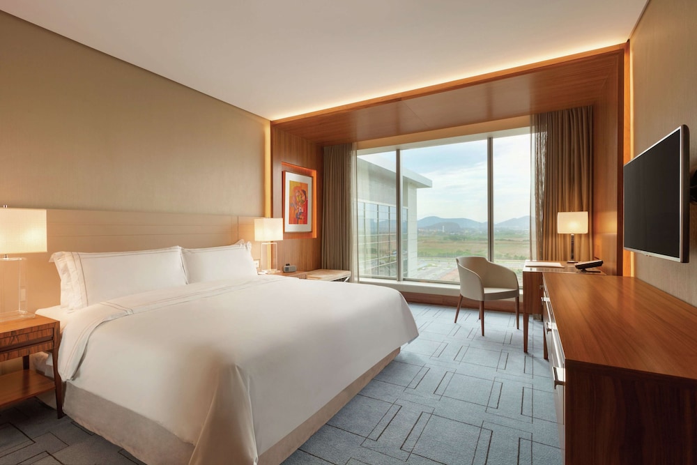 DELUXE, KING BED, LAGOON VIEW
