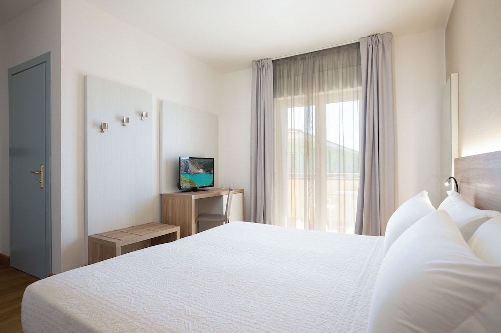 Lu Hotel Porto Pino 9/48