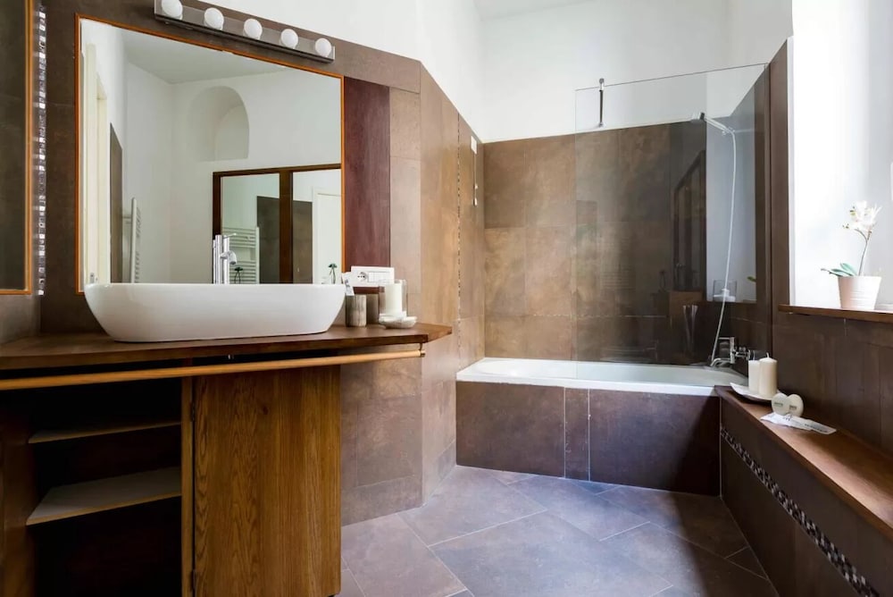 The Sistina Suite 44/46
