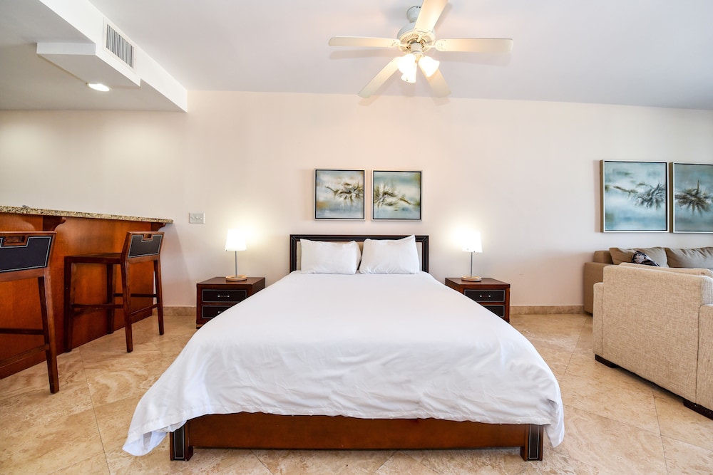 STUDIO, QUEEN BED, COURTYARD VIEW