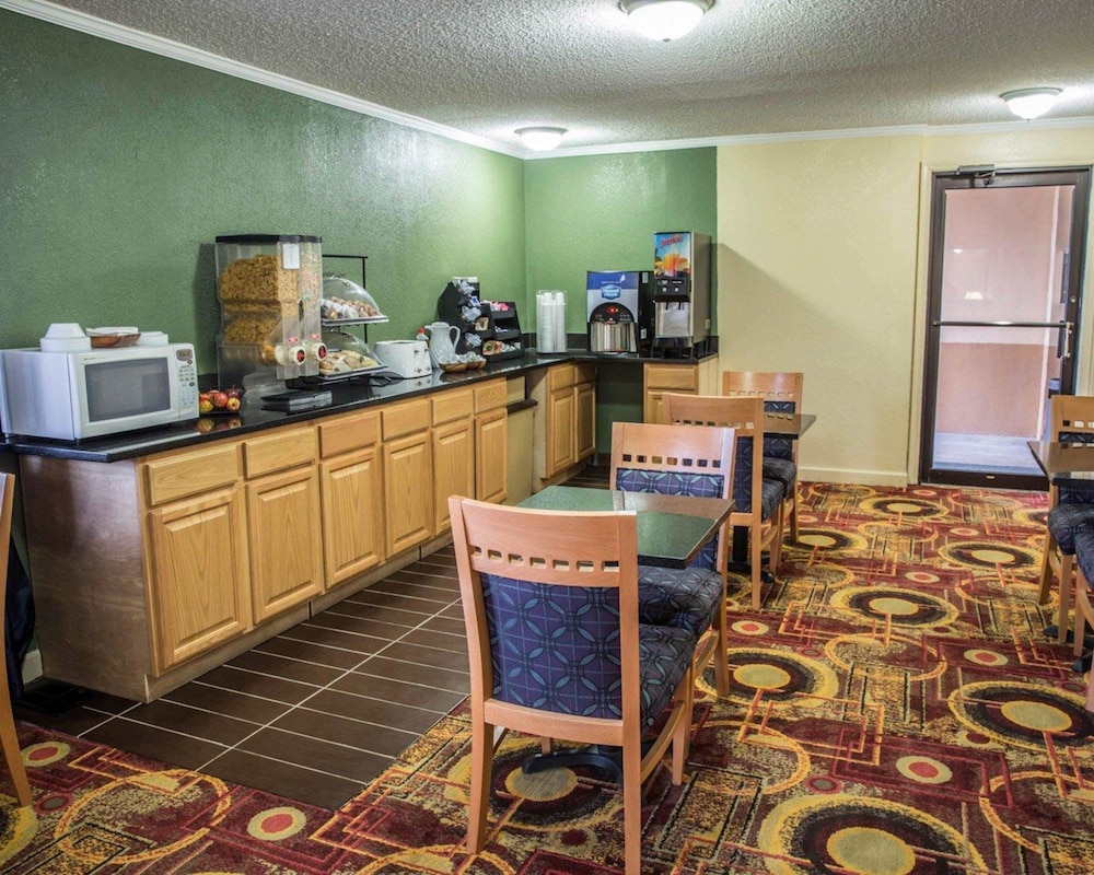 Rodeway Inn and Suites Plymouth Hwy 64 43/55