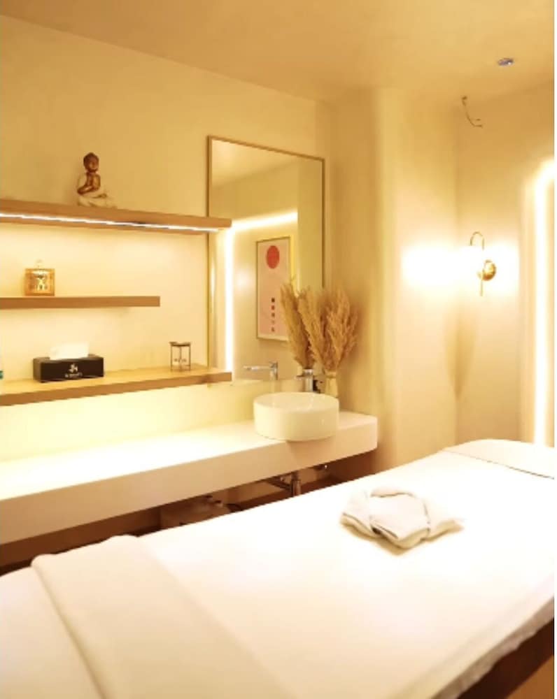 Radisson Hotel Delhi MG Road 33/33