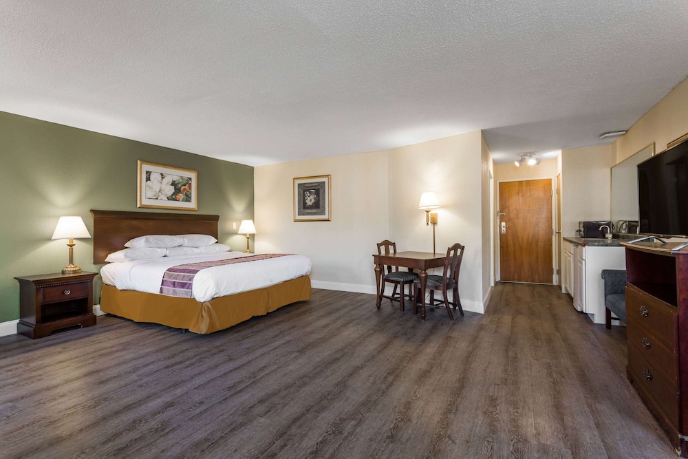 Days Inn Suites By Wyndham Rocky Mount Golden East 14/56