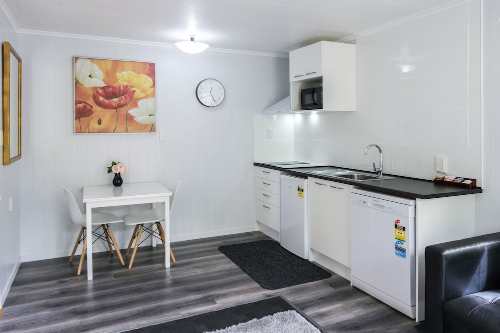 Dunrovin Motel 13/69