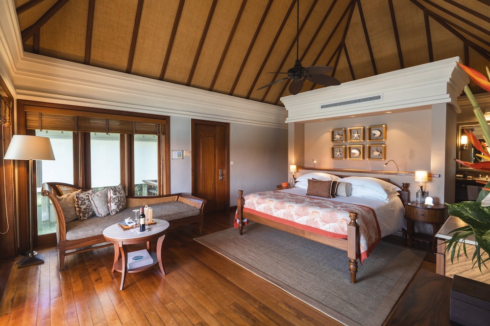 Junior Suite, King Bed, Beach Front, Sofa