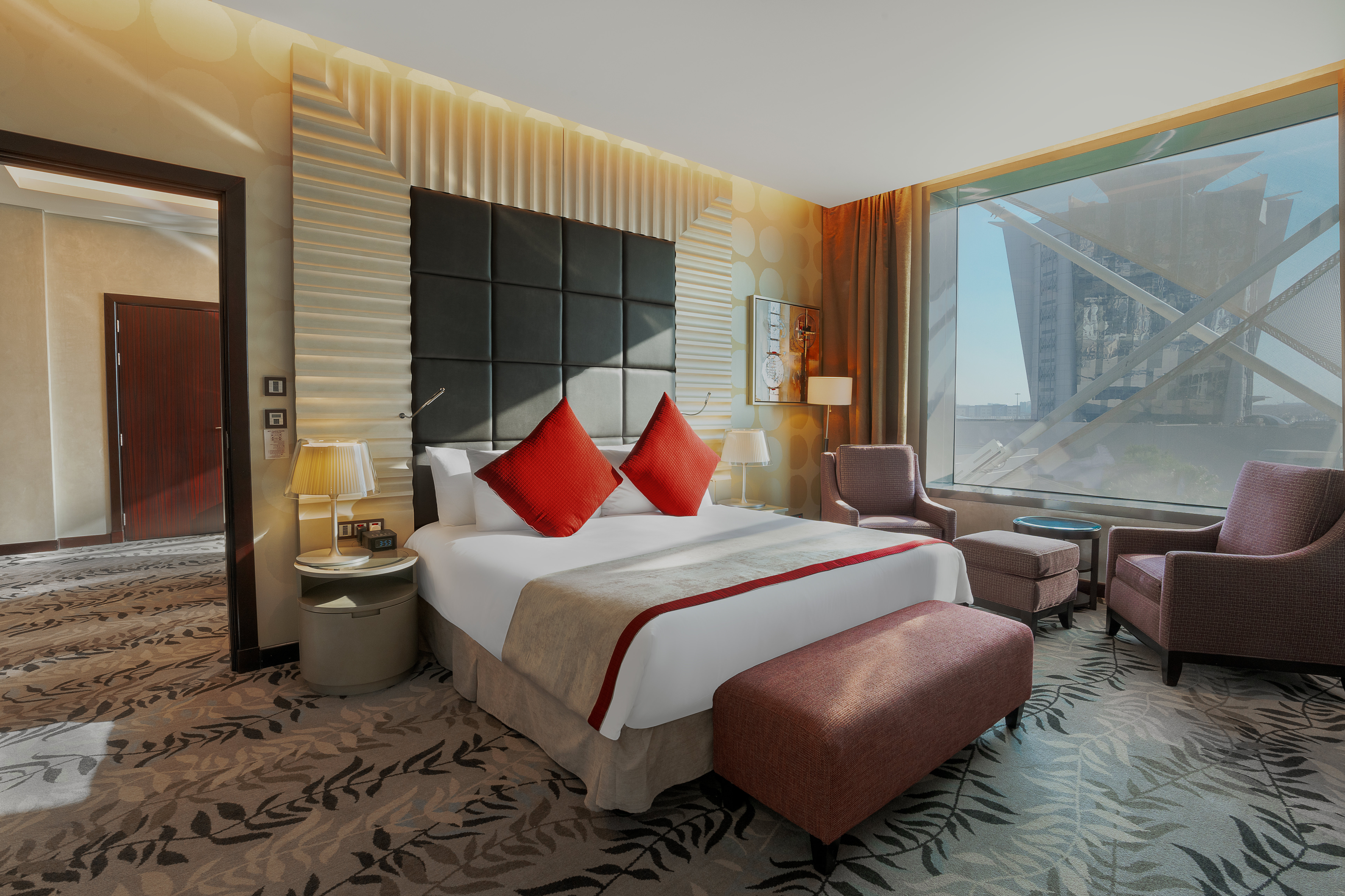 Crowne, Suite