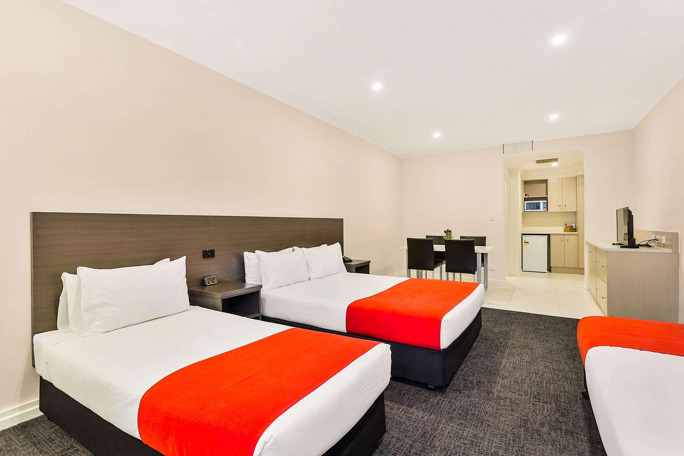 ROOM, QUEEN BED