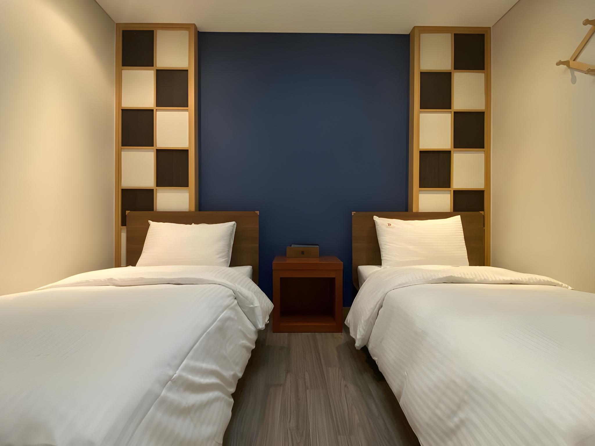 Room, Single, 2 Double Beds