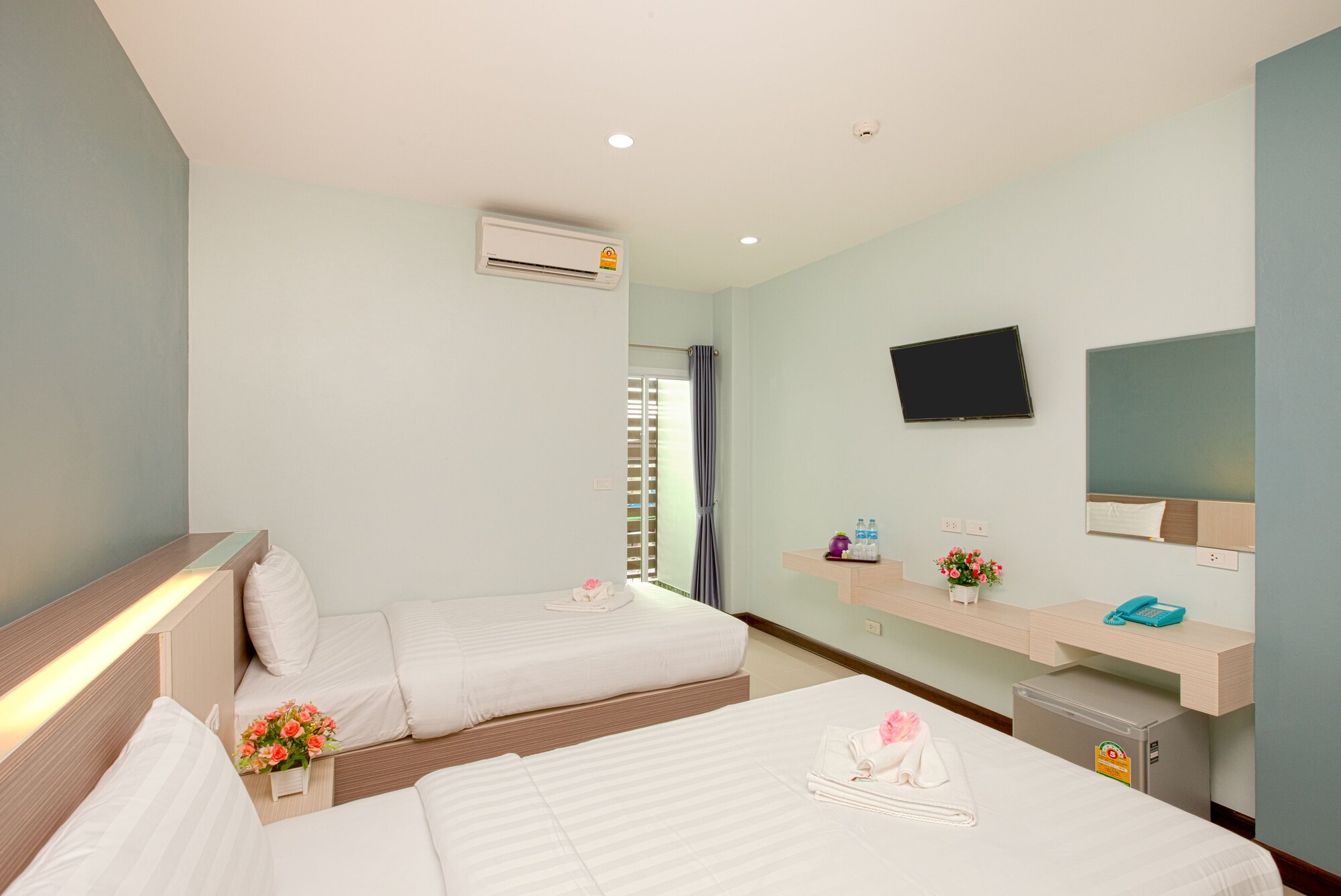 DELUXE, TWIN BEDS