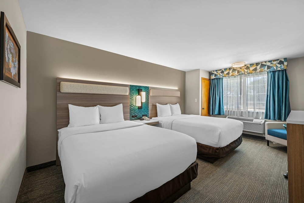 غرفة قياسية بسريرين كوين، Econo Lodge Inn & Suites Santa Fe, NM 7/10