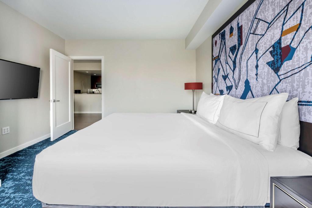 2 BEDROOMS, PLUS, SUITE, 2 KING BEDS, ACCESSIBLE