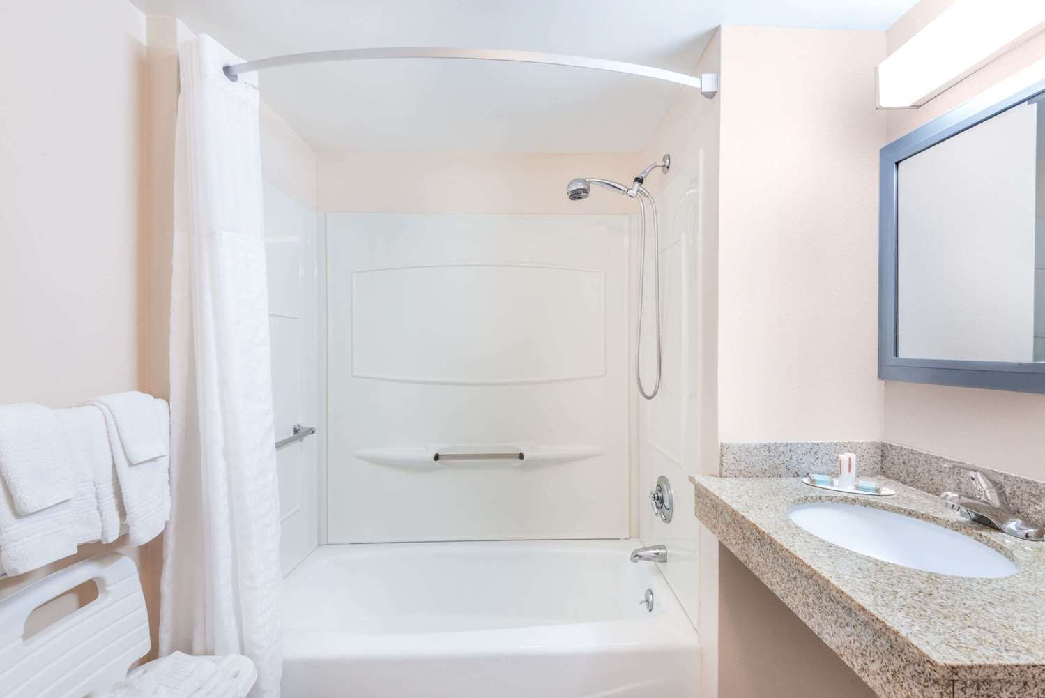 Days Inn by Wyndham Middletown/Newport Area 35/40